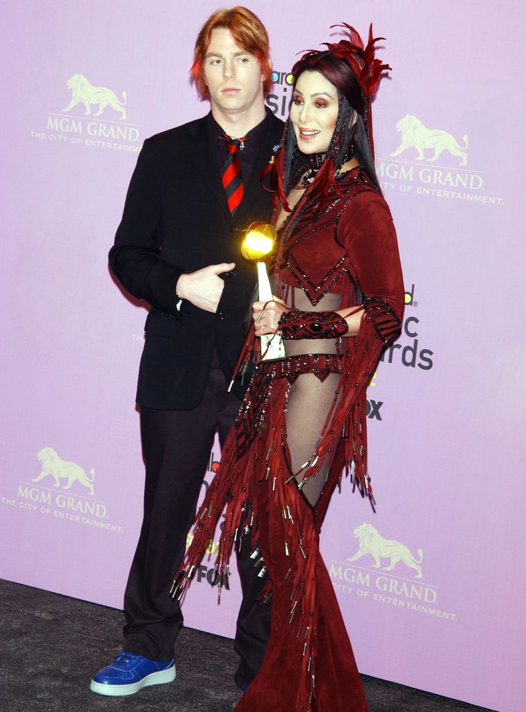 Cher y su hijo Elijah Blue Allman en los Billboard Music Awards 2002 en el MGM Grand Arena de Las Vegas