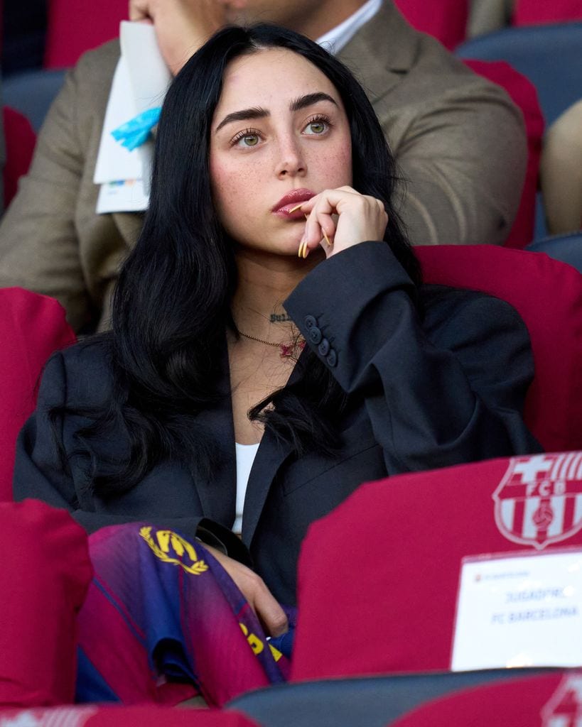 Nicki Nicole viendo el partido del FC Barcelona de la Champions League el 21 de octubre de 2025 en Barcelona