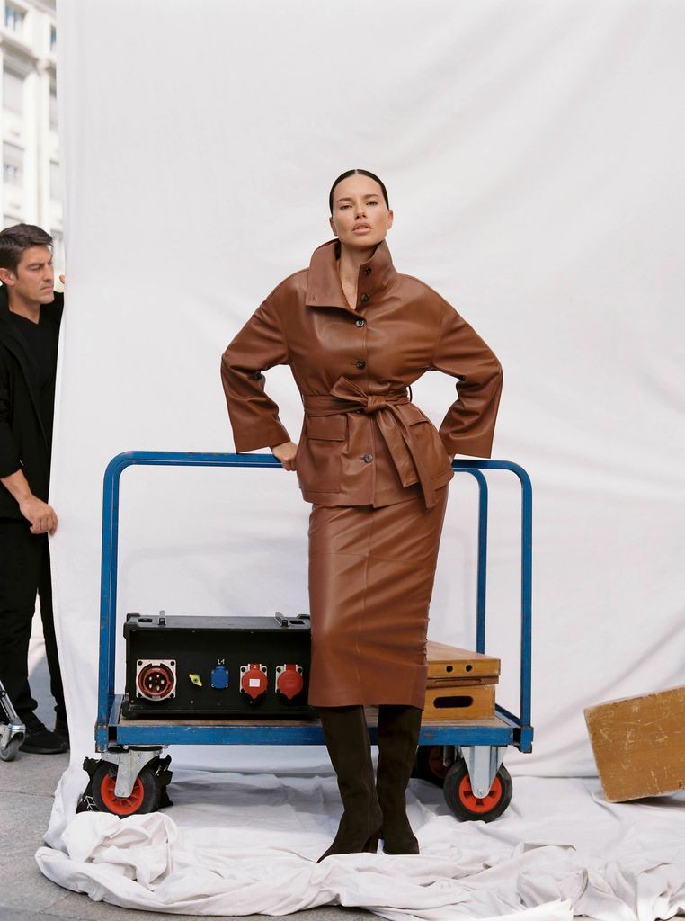 Adriana Lima deslumbrante como imagen del otoño de El Corte Inglés: entre bastidores, sastrería y puro glamour