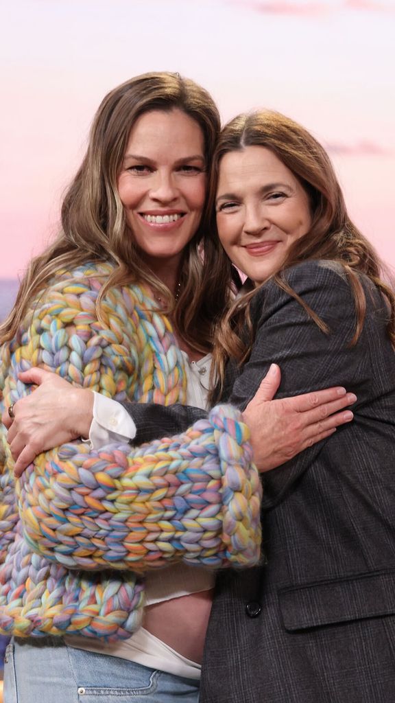 Hilary Swank charló con Drew Barrymore sobre las críticas a su embarazo.