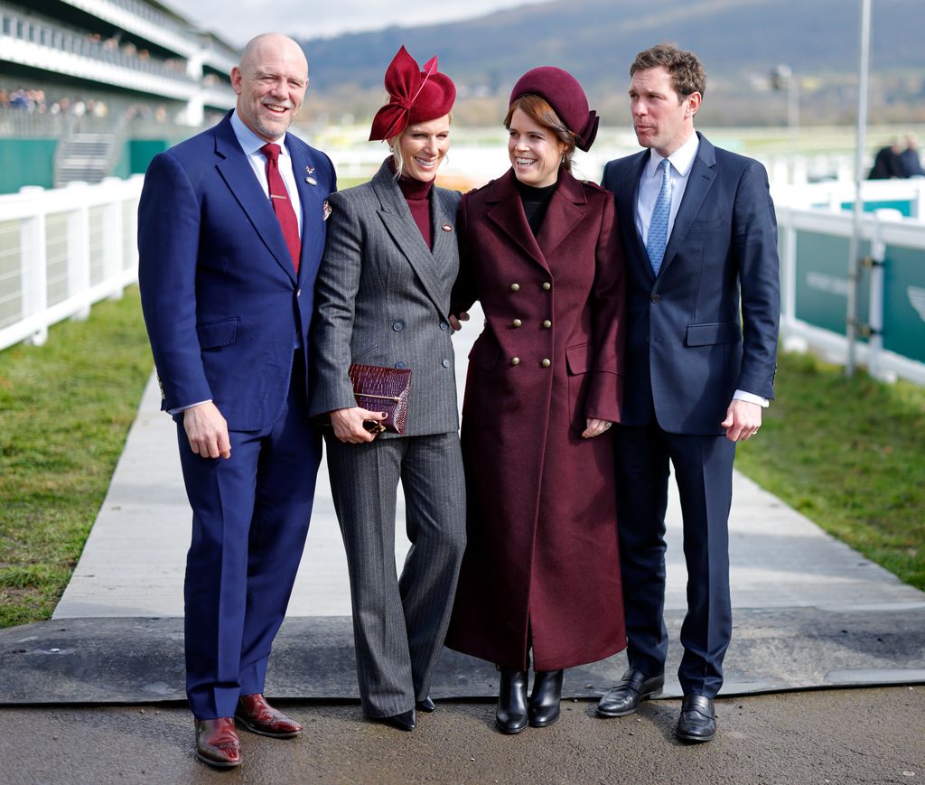 Mike Tindall, Zara Tindall, la princesa Eugenia y Jack Brooksbank asistieron al segundo día del Cheltenham Festival, conocido como 'Style Wednesday', en el hipódromo de Cheltenham el 12 de marzo de 2025 en Londres, Inglaterra.
