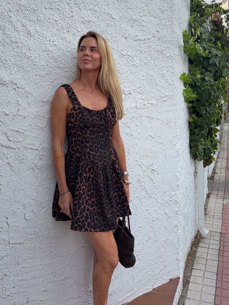 Amelia Bono con vestido de leopardo en sus vacaciones en Marbella, 2026.