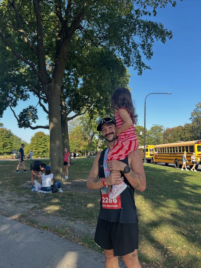 Camilo Echeverry con su hija mayor, Índigo.