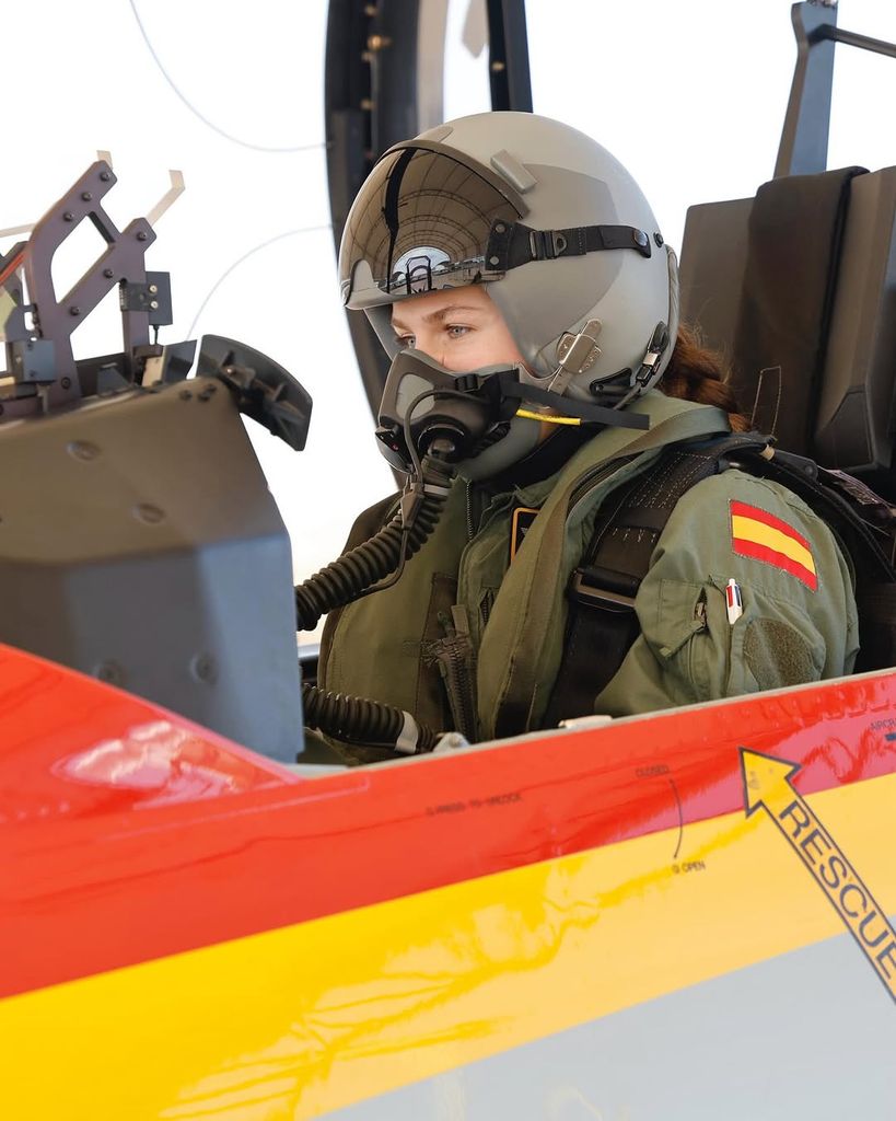 Primer vuelo en solitario a bordo de un avión de combate