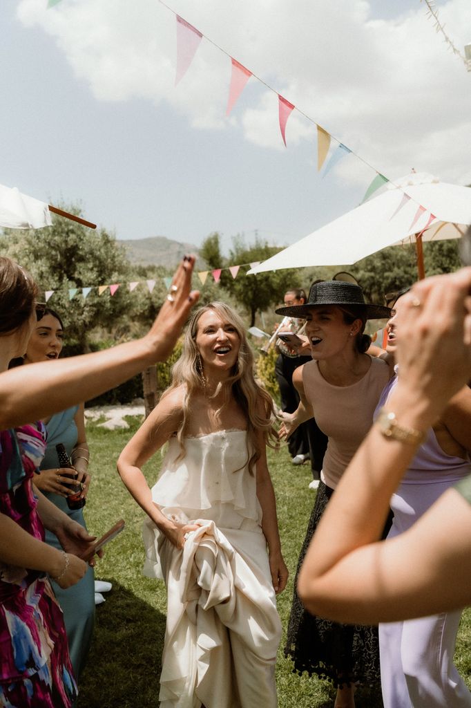 La novia con sus invitadas