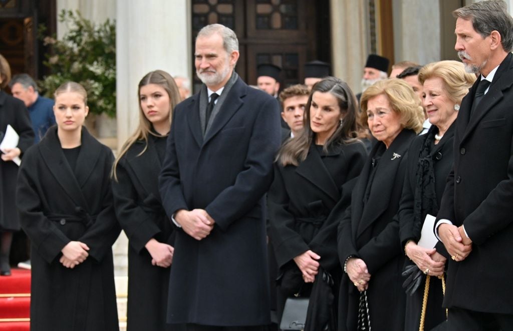 Dos imágenes de la salida del funeral de Irene de Grecia, acompañando su féretro en el momento que pone rumbo a la residencia real de Tatoi