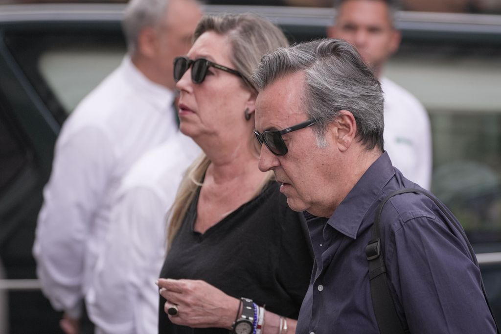 José Ribagorda y Loles Silva llegando al funeral de Iván Sanz Cid