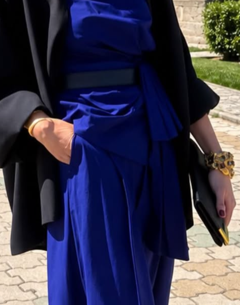 Rosario Domecq, la invitada más discreta, sorprende en una boda familiar con un look azul eléctrico, kimono negro y un brazalete bizantino.