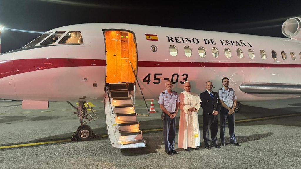 El papa León XIV en Roma junto a la tripulación del Falcon
