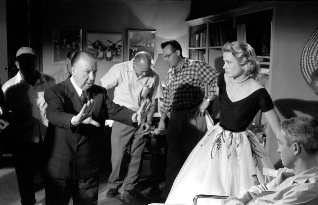 Grace Kelly en el rodaje de 'La ventana indiscreta' junto a Alfred Hitchcock en 1953