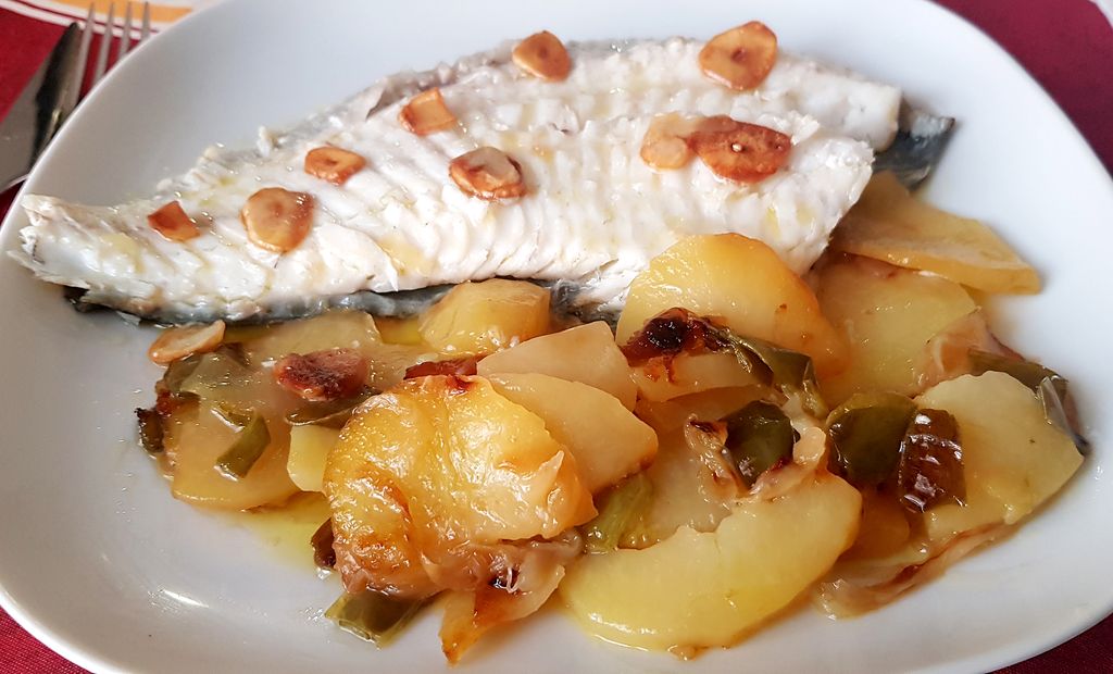 Las patatas a lo pobre, una estupenda guarnición para los pescados cocinados con esta técnica.