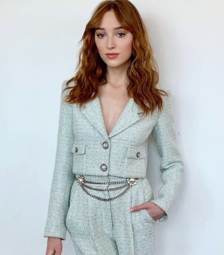 phoebe-dynevor