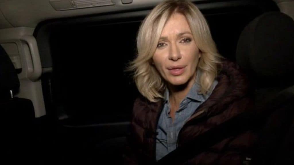 Plano medio de Susana Griso retransmitiendo desde Valencia por la DANA