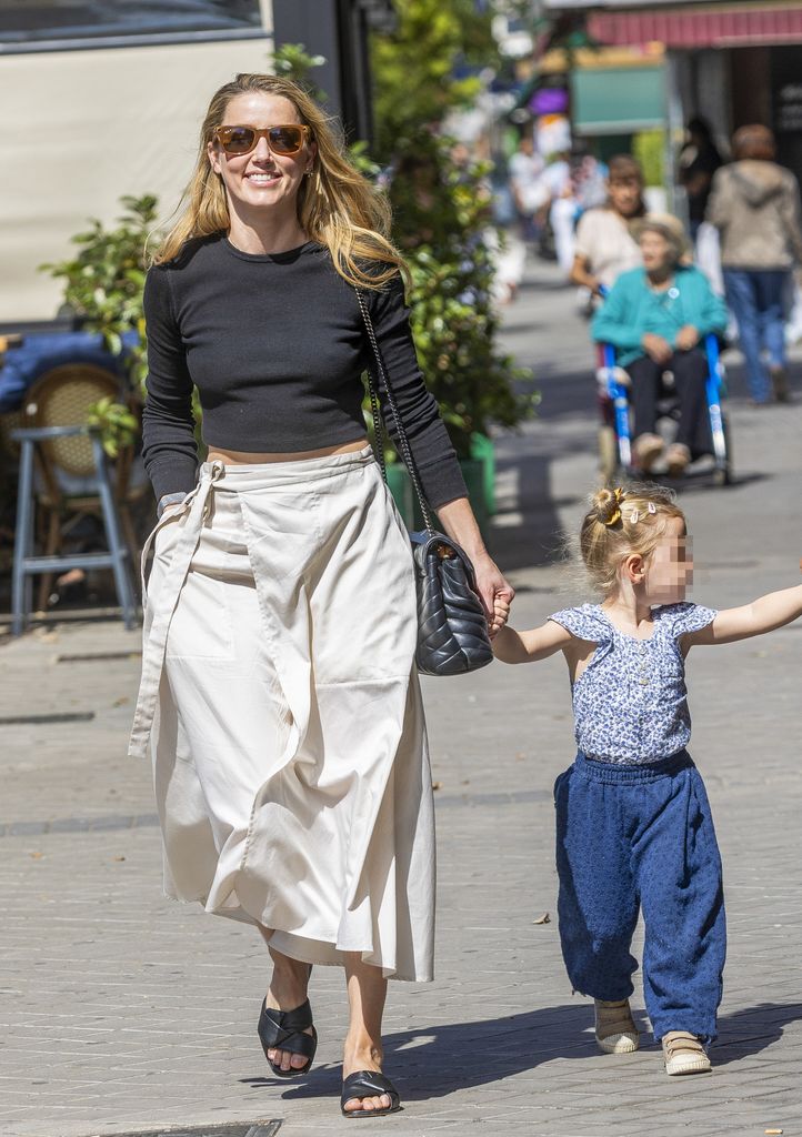Amber Heard en las calles de Madrid con su hija