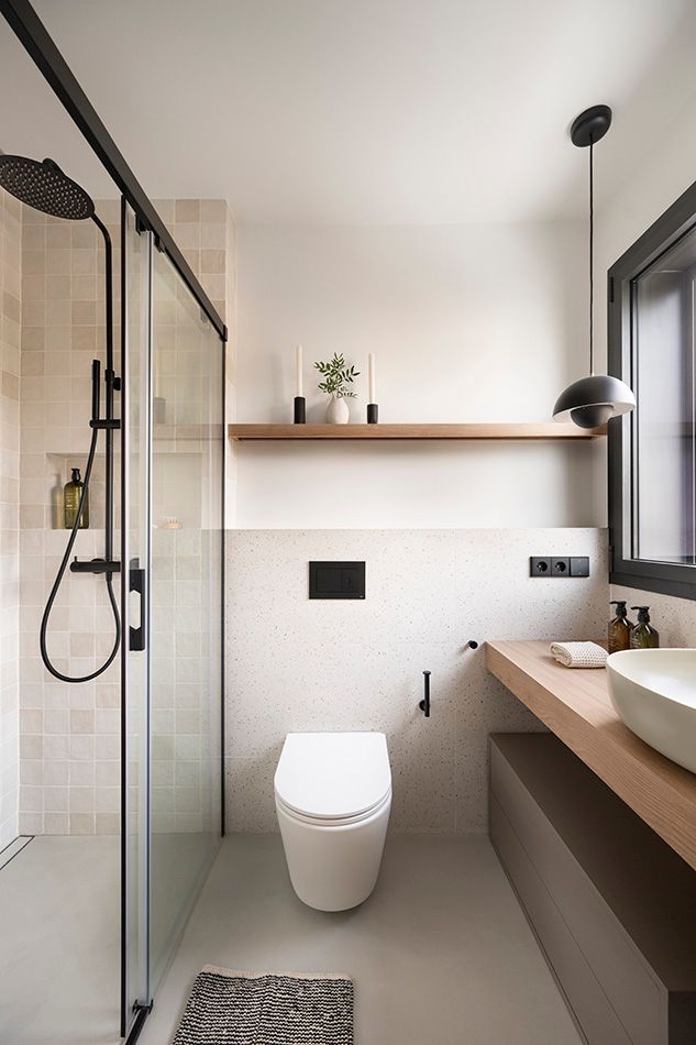 Baño luminoso con la cisterna del inodoro empotrada