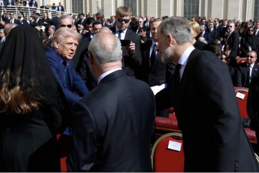 Donald Trump y el rey Felipe VI se dieron un apretón de manos en el Vaticano