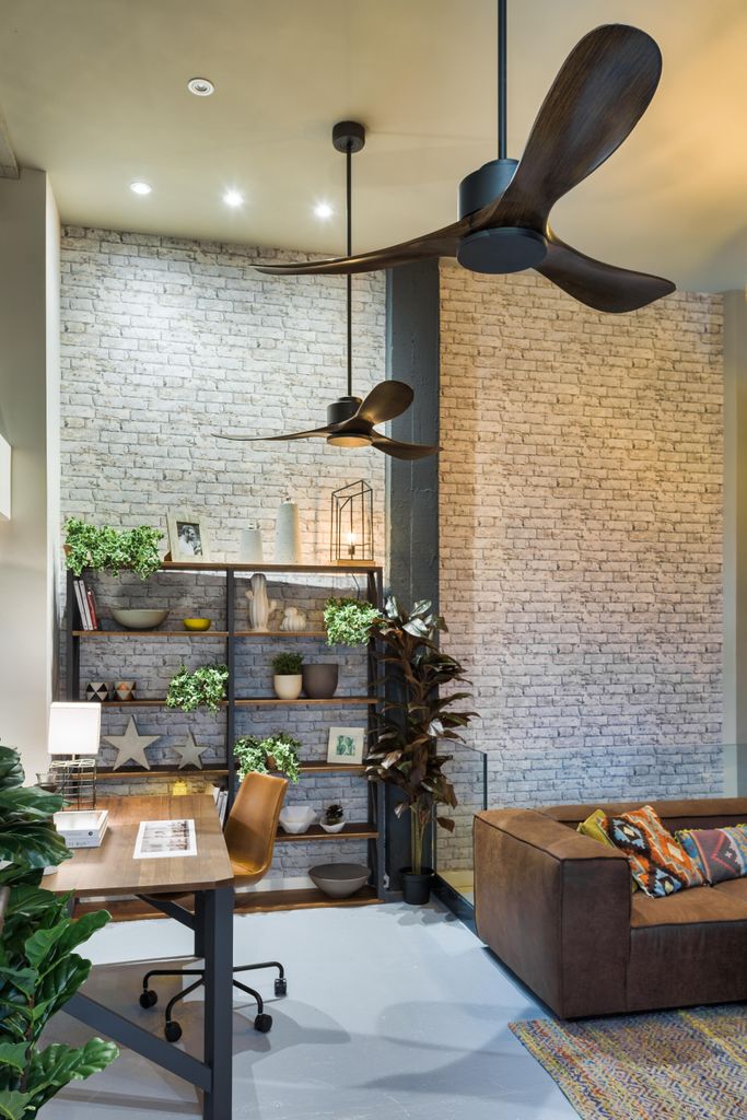 Salón con ventilador de techo.