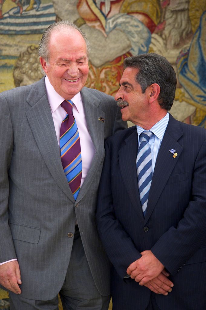 El rey Juan Carlos, muy sonriente con Miguel Ángel Revilla