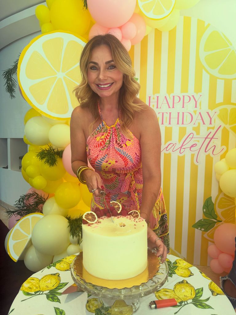 Elizabeth Álvarez, la más feliz en su fiesta de cumpleaños