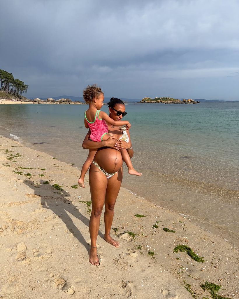 Ana con su hija Lúa en brazos