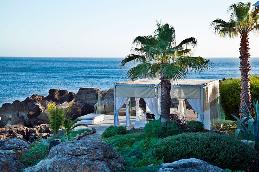 farol-hotel-Deck-On-the-rocks
