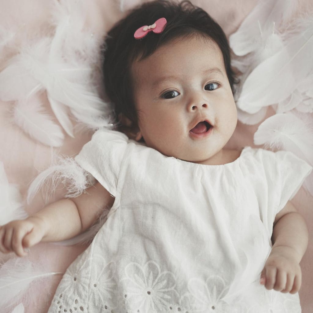 Bebé niña con pelo negro