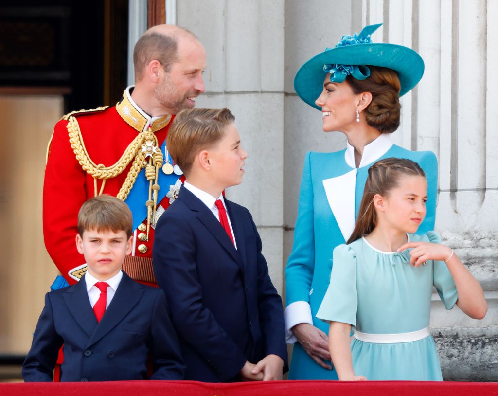 Los príncipes de Gales, William y Kate junto a sus hijos los príncipes George, Louis y Charlotte en el desfile Trooping the Colour 2025