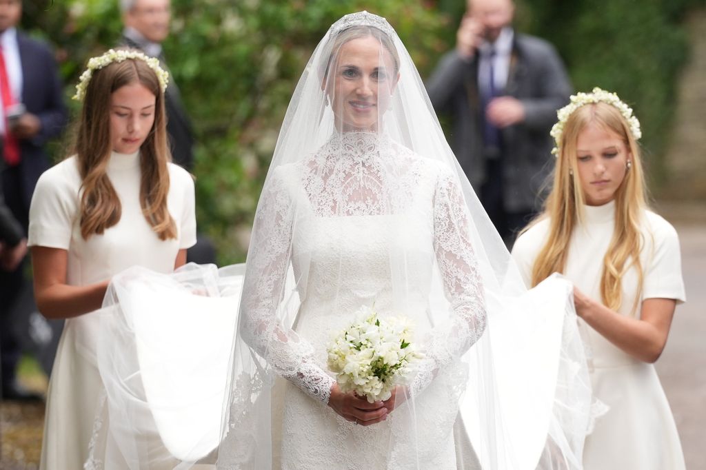 Harriet Sperling junto a sus damas de honor