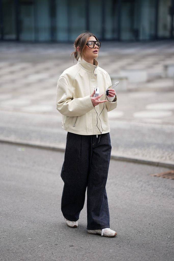 Los baggy jeans son una opción cómoda y versátil para esta temporada.