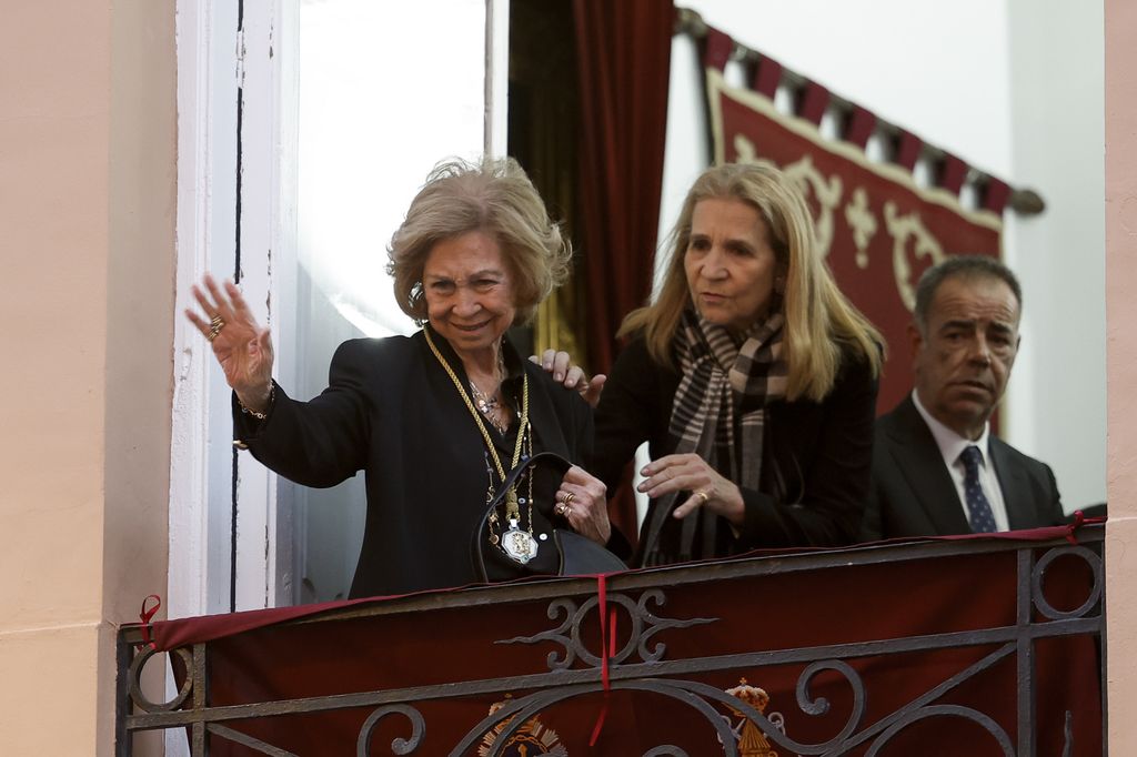 Doña Sofía y la infanta Elena en el balcón del edificio de la Real Sociedad Económica de Amigos del País, donde vieron la procesión