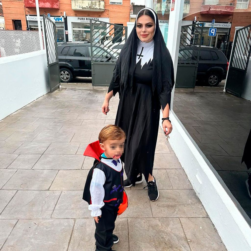 Plano entero de Marisa Jara disfrazada de monja con su hijo disfrazado de vampiro