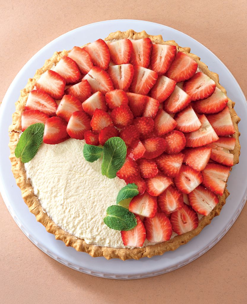 Tarta de mousse de chocolate blanco con fresas.