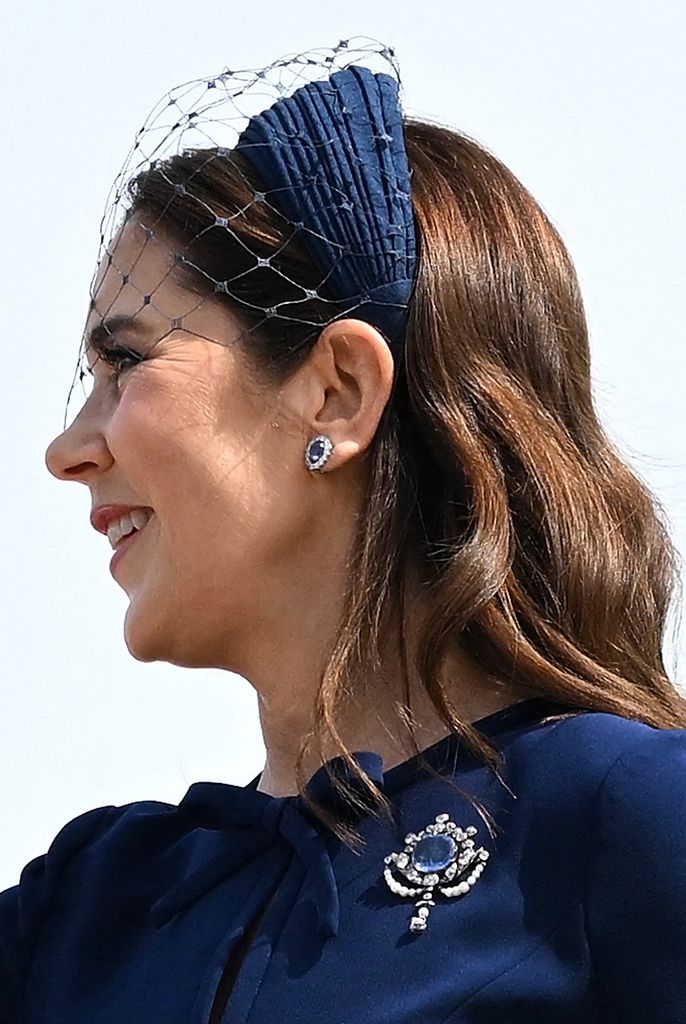 La Reina junto al broche de zafiros en Australia