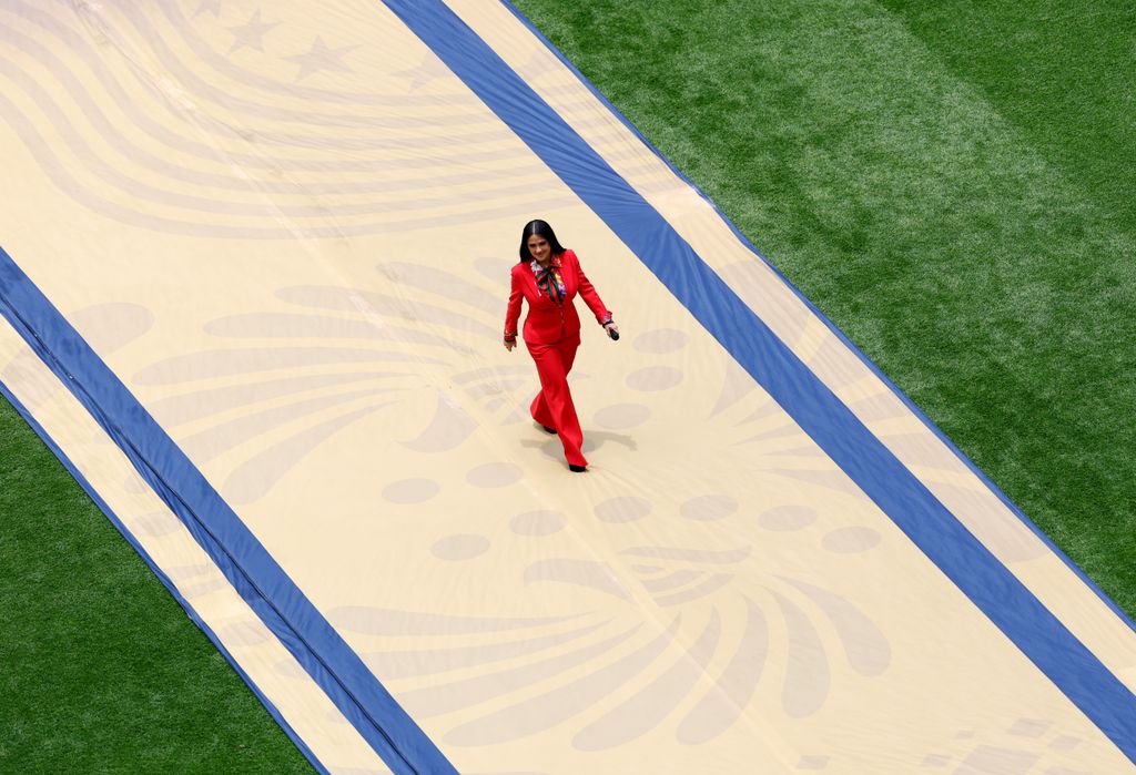 Salma Hayek acaparó todas las miradas al aparecer en la cancha del Estadio Ciudad de México.