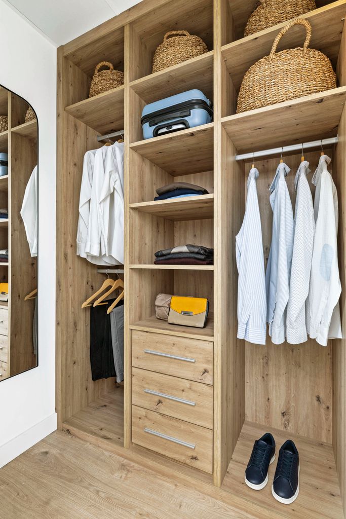 Armarios con muebles de mimbre. 