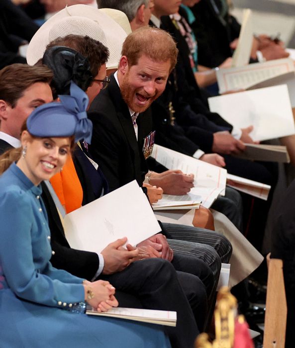 El príncipe Harry, bromeando con sus primas Beatriz y Eugenia de York