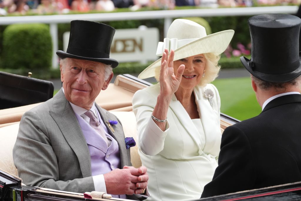 El rey Carlos III y la reina Camila, quien para el día tres del Royal Ascot eligió un vestido tipo abrigo de Fiona Clare, sombrero de Philip Treacy, un broke de diamantes en forma de concha de la Reina Madre y un brazalete de diamantes y esmeraldas de Cartier.