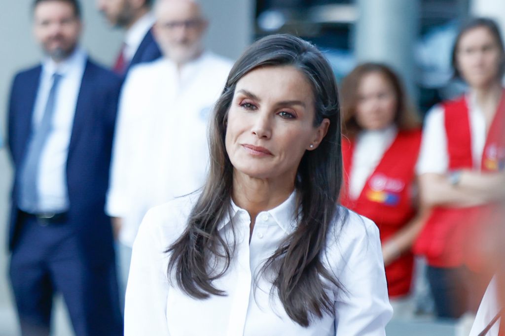 La reina Letizia despide al equipo de emergencias que viaja a Venezuela, en el aeropuerto de Barajas, el 1 de julio de 2026