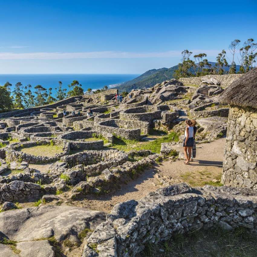 En lo alto del monte Santa Tegra encontramos en castro del mismo nombre. 