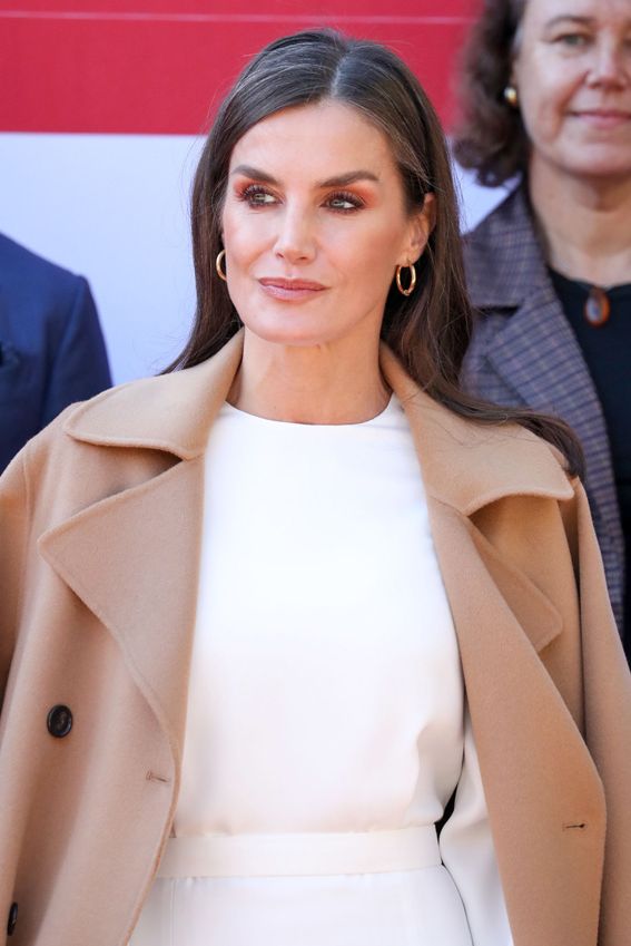 La reina Letizia y su look blanco en el Instituto Cervantes de Los Ángeles