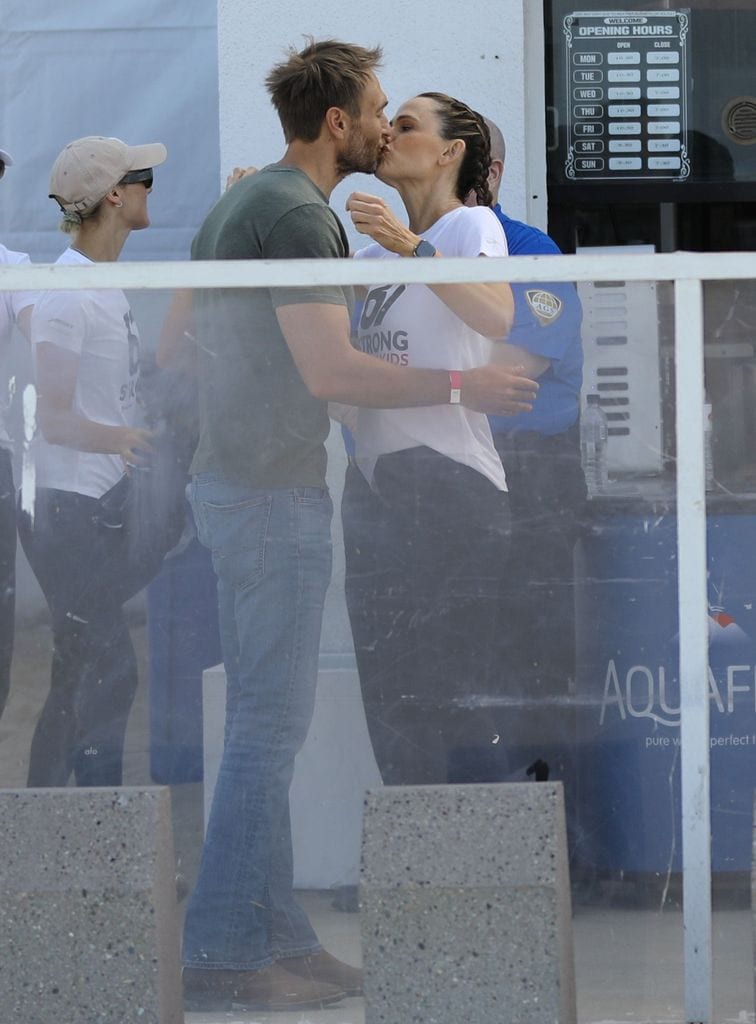 Emocionada, Jennifer Garner se aproximó a su novio para fundirse con él en un efusivo abrazo y luego besarlo de manera romántica.