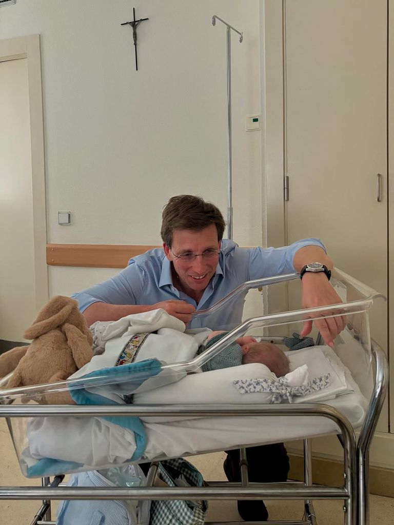 José Luis Martínez Almeida comparte la primera foto de su bebé, Lucas