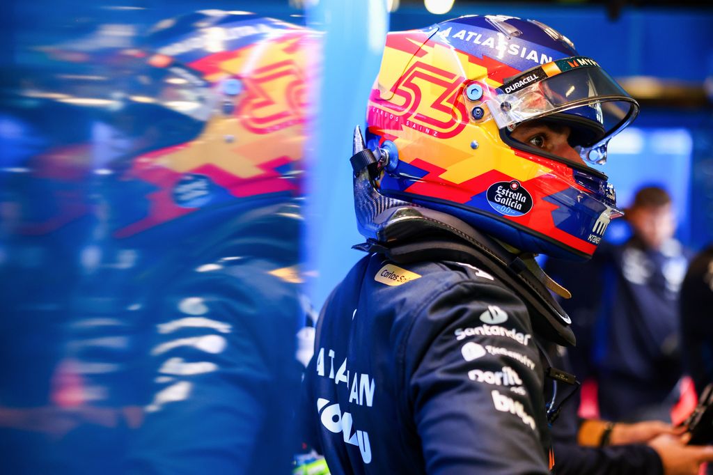 Sainz, en el garaje de su equipo