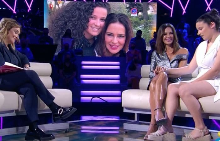 Olga, sorprendida por Tania, la presidenta de su club de fans