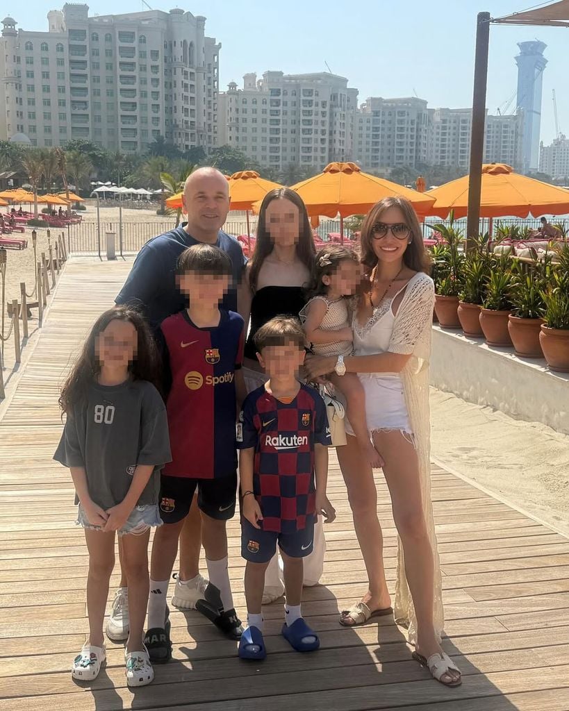 Andrés Iniesta, su mujer Anna y sus hijos