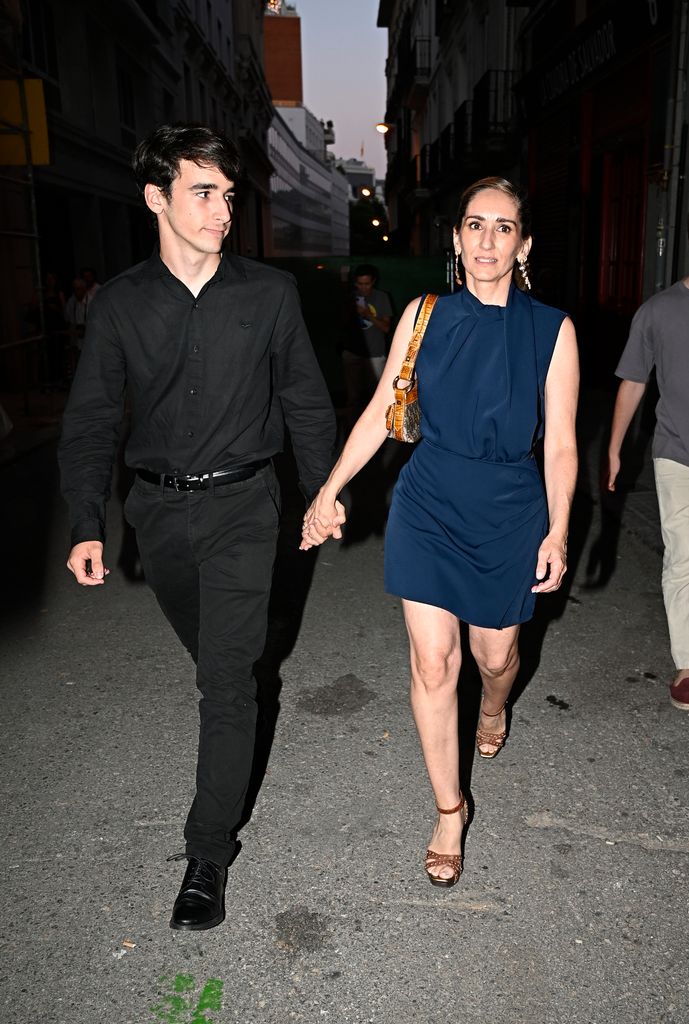 Alejandra Martos y su hijo Carlos salen del Teatro de la Zarzuela tras el concierto de su padre, Raphael, a 26 de junio de 2025, en Madrid (España)
Francisco Guerra / Europa Press
26/6/2025