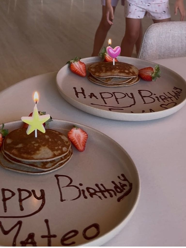 Los pequeños soplaron la velita de sus ocho años en un lindo pastel hecho con pancakes