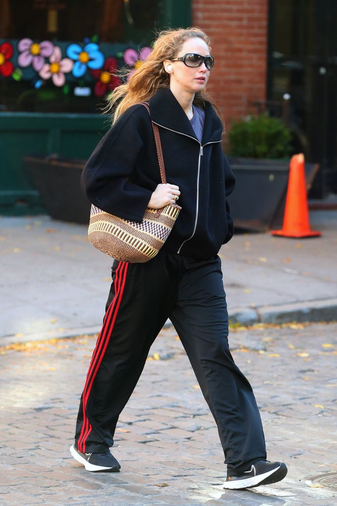Jennifer Lawrence incorpora una diadema a un 'look' casual y relajado.