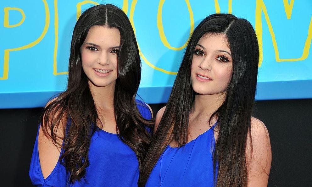 plano medio de kendall y kylie jenner con cabello suelto pesta as kilom tricas y prendas azules