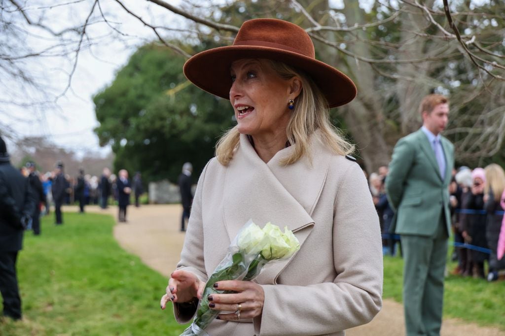 La duquesa de Edimburgo con unas flores que le entregaron
